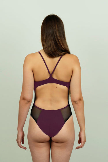 Bañador Tira Fina Mujer con tirantes cruzados y corte alto, diseño ergonómico y tejido técnico para entrenamientos intensivos en piscina.